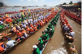Kamboçya Su Festivali Renkli Görüntüler Veriyor